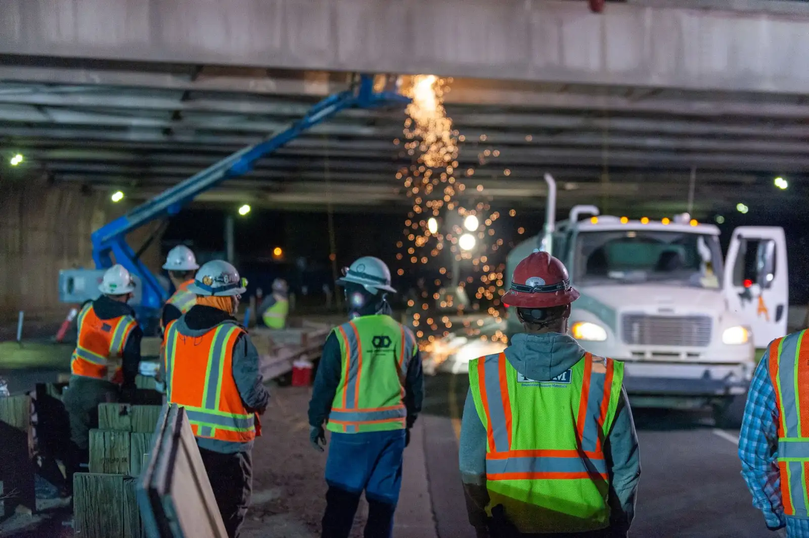 光疗胶与甲油胶在法式美甲中的性能对比与选型建议
