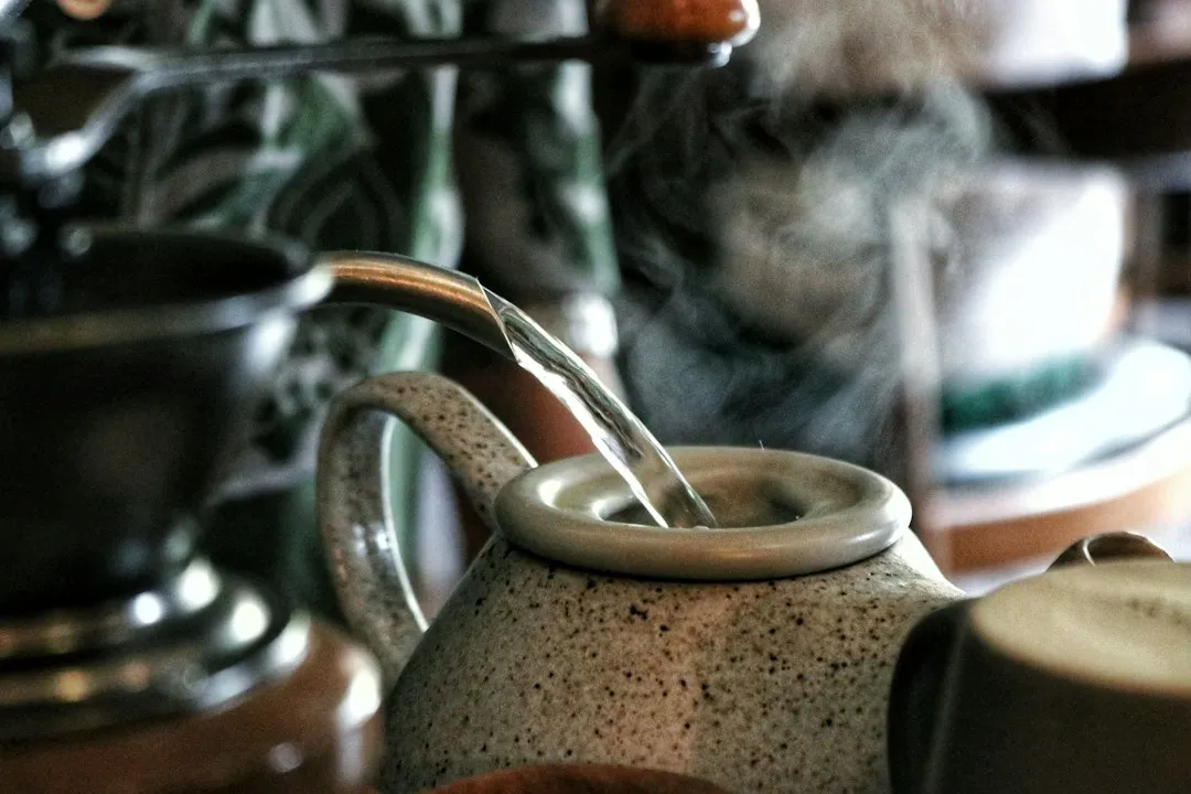 进口甲油胶在美甲手绘中的色彩表现与技术要点